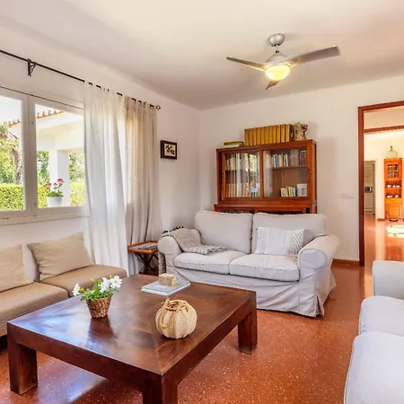Ideal House For Two Families With Pool And Barbecue