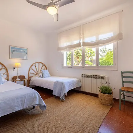 Ideal House For Two Families With Pool And Barbecue Holiday home