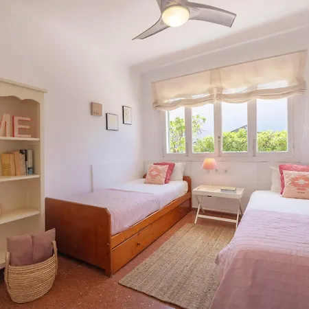 Ideal House For Two Families With Pool And Barbecue